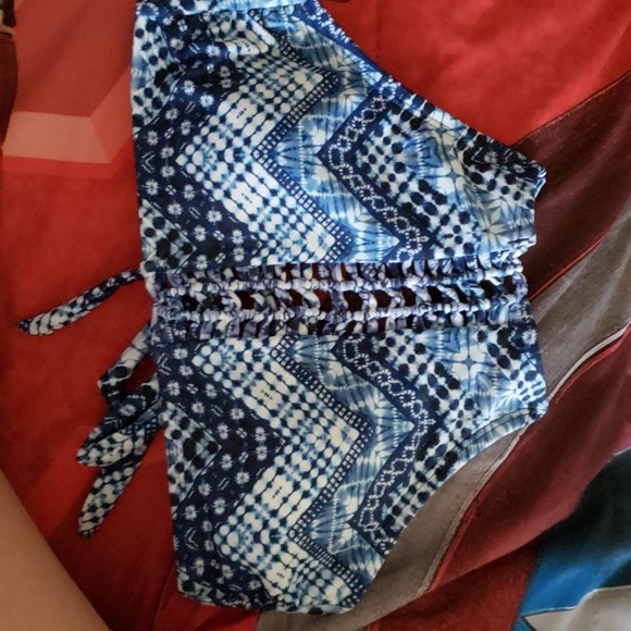 Too small - Picture 1 of 3